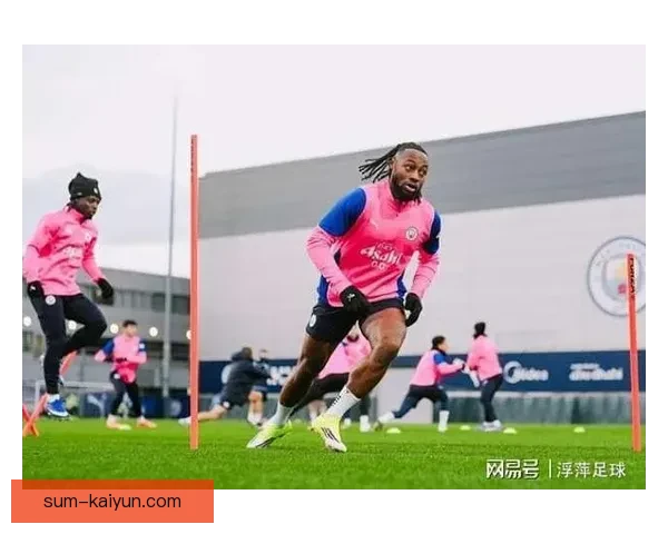 斯通斯在本赛季的表现稳定，逐渐成为球队后防线的重要基石。